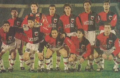 El equipo de Colón que debutó ante Universidad de Chile en la Conmebol '97. Arriba: Ibarra, Leo Diaz, Silvio Azoge, Unali, Rodriguez Peña y Castagno Suarez. Abajo: Aquino, Saralegui, Castillo, Agoglia y Rafael Diaz.