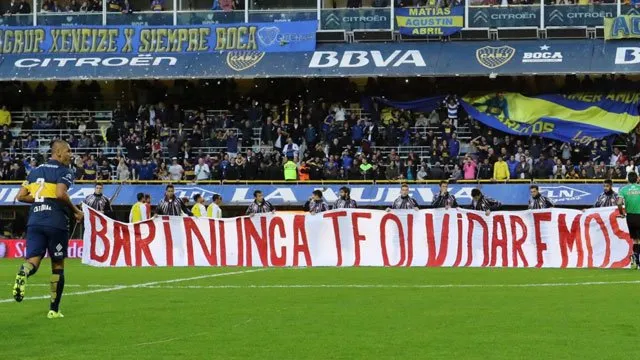 Bajo un respetuoso aplauso, los jugadores de Unión desplegaron una bandera con la siguiente leyenda: "Bari, nunca te olvidaremos".
