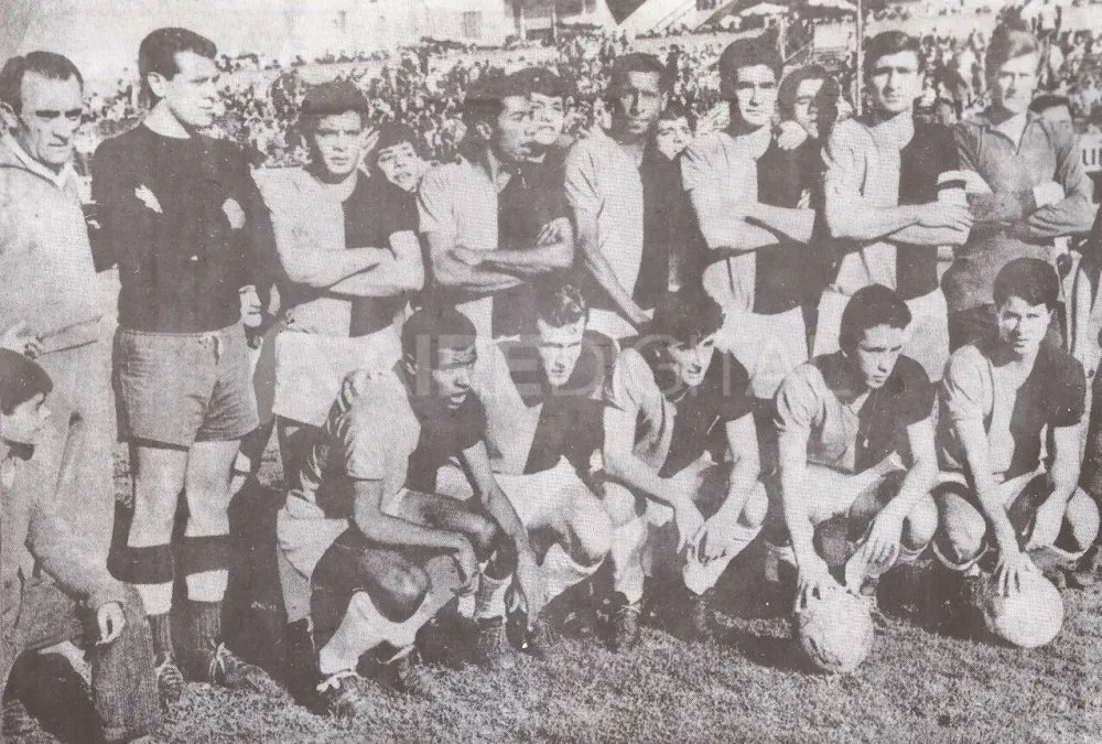 El equipo de Colón que logró el ansiado ascenso el 14 de diciembre de 1965, ante Deportivo Español en cancha de Atlanta.