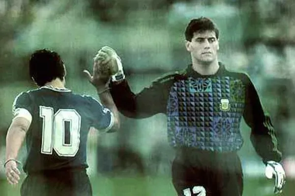 El momento donde Maradona erra su penal, junto al respaldo de Goycochea: “Quedate tranquilo, Diego. Ahora yo tapo dos”