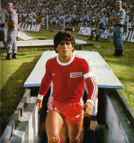 Diego Armando Maradona jugó durante cinco temporadas en Argentinos Juniors, entre los años 1976 y 1980.