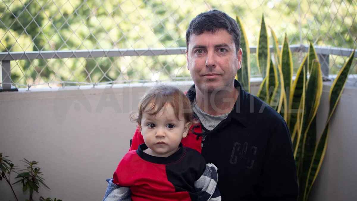 "Es el club de mis hijos, de mis futuros nietos. Colón es una parte importante de Santa Fe, nos da alegrías, nos da tristezas, marcó mi infancia. Colón es parte de nuestras vidas". Marcelo Cassettari, escritor del libro "El Colón de mi Abuelo", junto a su hijo Augusto.