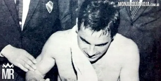 Mario Rodríguez festeja en el vestuario el campeonato junto al resto del plantel. Foto: Monarquía Roja.