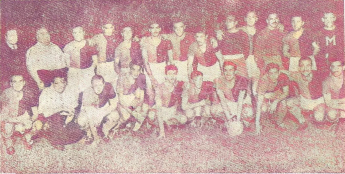 El 2 de abril de 1949 se inauguraron las luminarias artificiales en el Estadio de Barrio Centenario. En la foto, el equipo sabalero presente en aquella jornada nocturna.