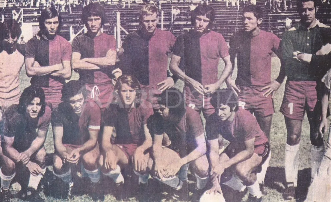 Colón de Santa Fe en el año 1974. Finalizó 4° en el Torneo Metropolitano y 7° en el Torneo Nacional.