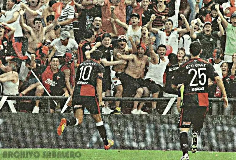 Lucas Mugni marca el primer gol ante Unión en el clásico disputado el 18 de noviembre de 2012, donde Colón venció por 2 a 0. Fuente: Archivo Sabalero.