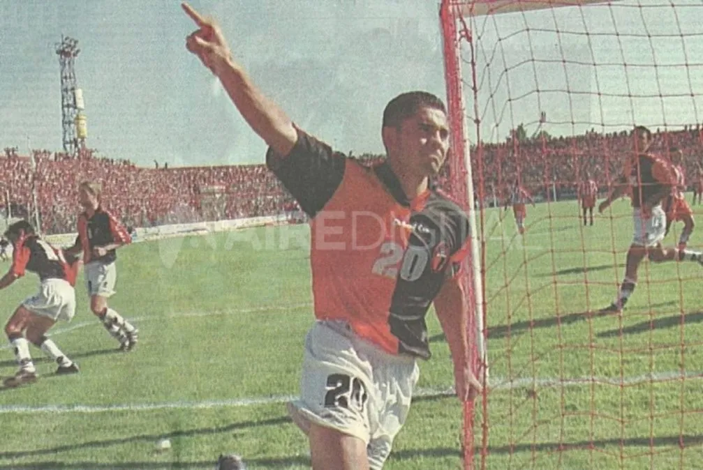 El Bichi Fuertes, máximo goleador de la institución con 144 goles, festeja su gol ante Unión en el clásico del 4 a 0, por el Clausura 2000.