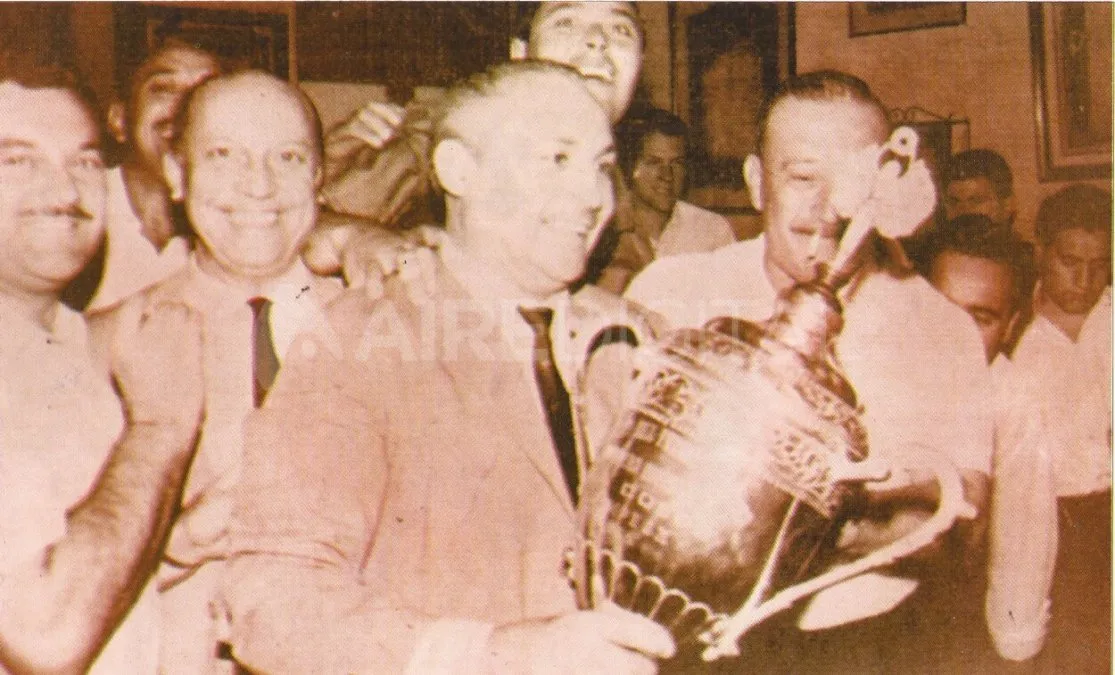 El presidente de la institución por aquel entonces, Ítalo Giménez, con el trofeo de campeón del campeonato de Primera B.