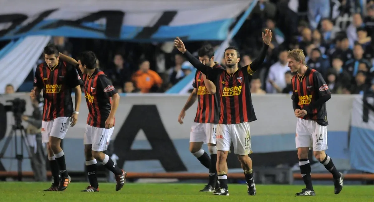 Colón volvió a disputar la Copa Sudamericana en el año 2012. En la foto, la victoria ante Racing en el Cilindro de Avellaneda.
