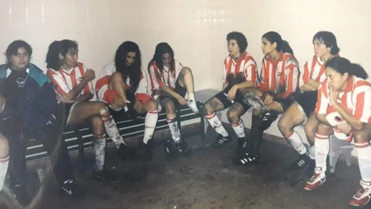 Equipo femenino de Estudiantes de La Plata en el año 2003.