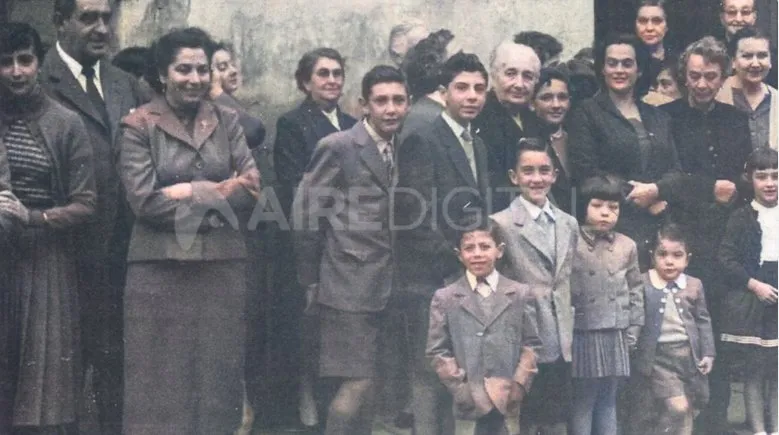 Foto tomada frente a la casa de los Baragiola en el año 1957, el lugar donde se fundó el Club Unión. Gentileza: Archivo personal Andrés Yossen.