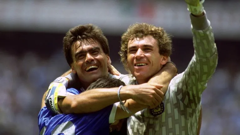 José Luis Brown, junto a Nery Pumpido, tras vencer a Inglaterra en los cuartos de final de México 1986.
