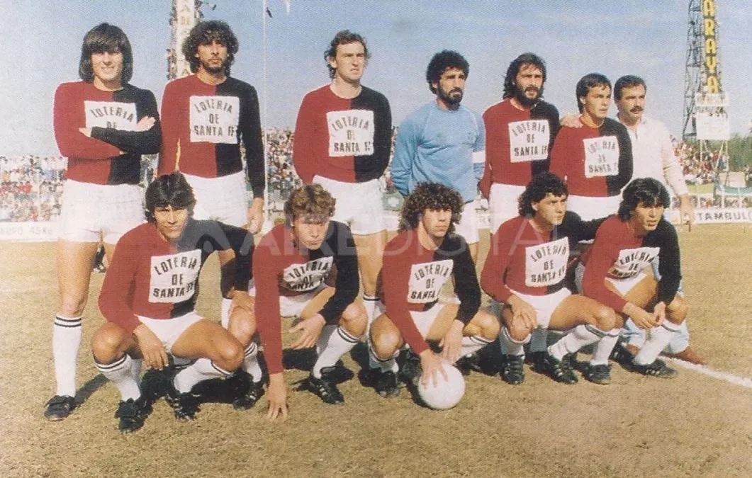 Once inicial de Colón en el año 1987. Detrás, las icónicas viejas torres de iluminación.