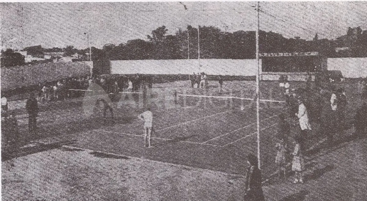 Las viejas canchas de tenis criollo fueron inauguradas el 14 de mayo de 1949. Una postal de la acción deportiva en aquella época.