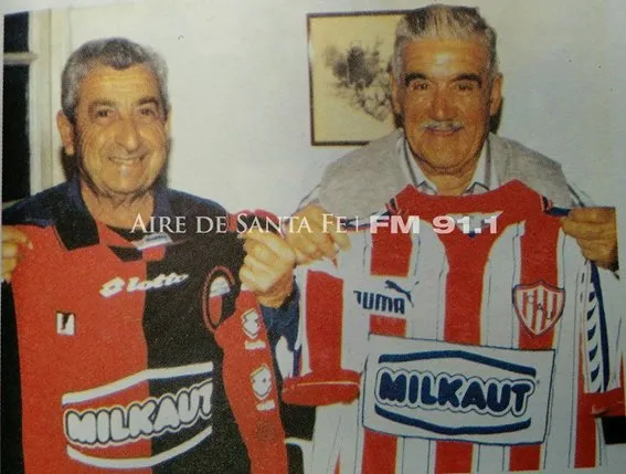 Salomón Elías, el hombre que convirtió el primer gol en un clásico por Torneos de AFA, posa con la camiseta de Colón. Falleció en 2017. Foto: Libro "Para Conocernos" - Luis Mino.