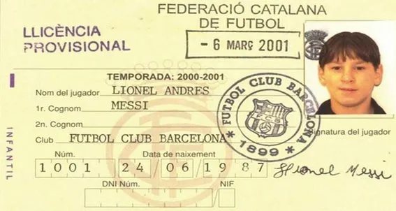 El primer carnet de Lionel Messi. Año 2001.