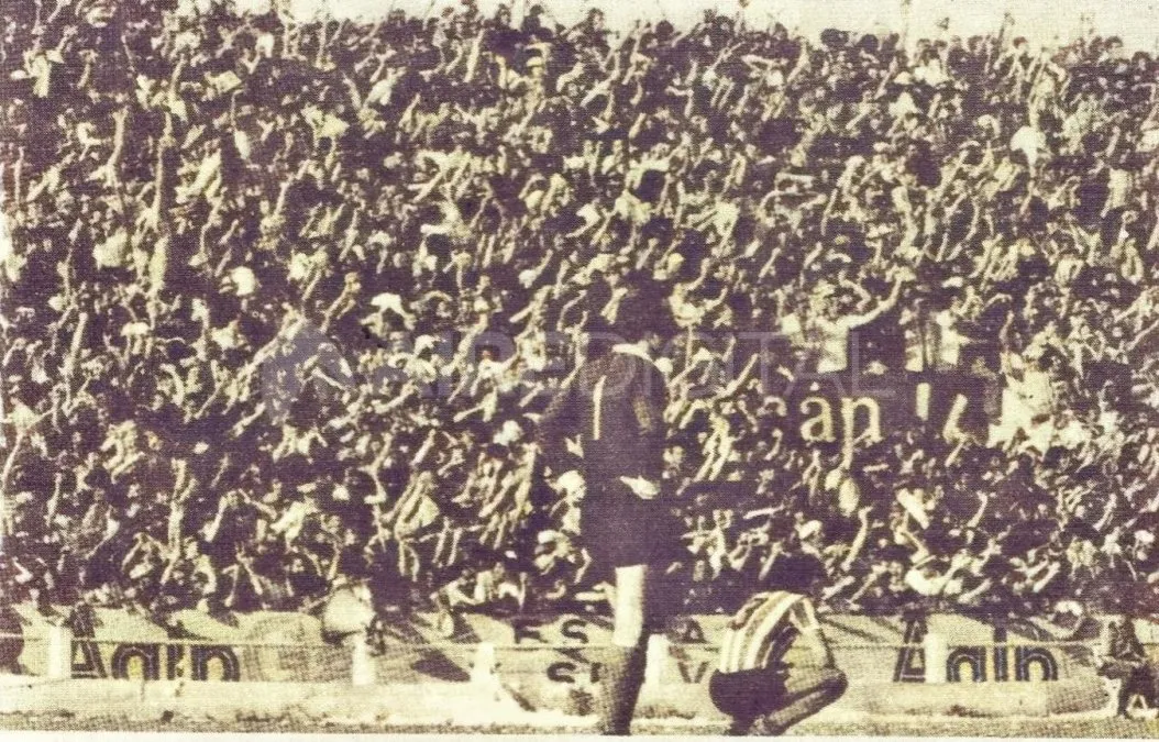 La hinchada sabalera en el Estadio 15 de Abril luego del gol agónico de la Chiva Di Meola el 30 de octubre de 1977. Luego de ese gol, su madre no le permitió entrar a su propia casa.