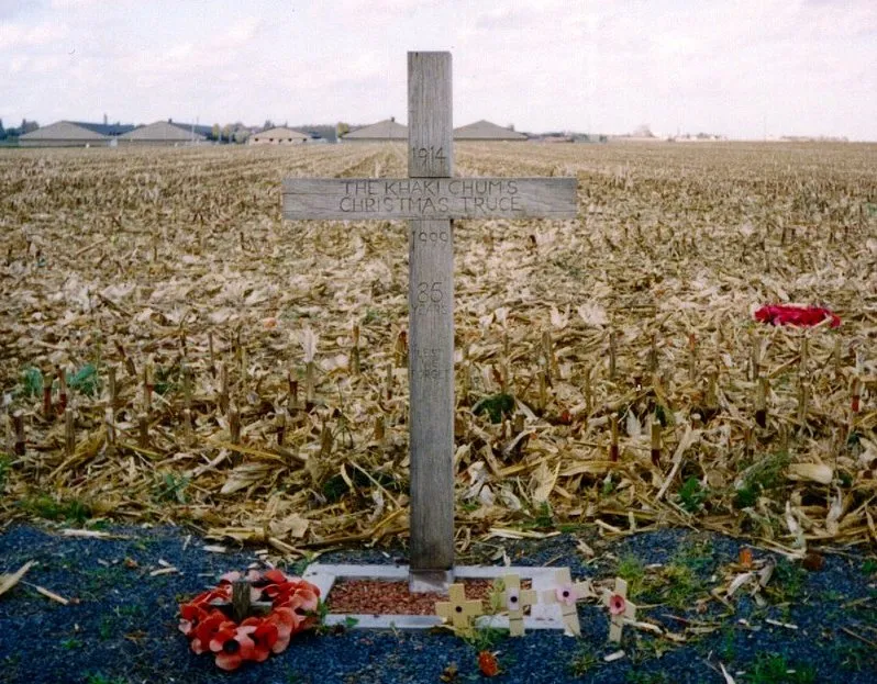 Cruz ubicada en Ypres, Bélgica, rememorando lo sucedido en la Tregua de Navidad del 24 de diciembre de 1914.