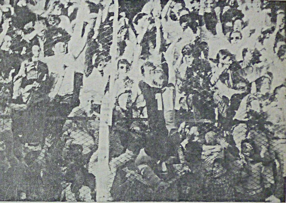 Motura se agarra del alambrado y festeja con los hinchas de Colón. 9° fecha del Torneo Reclasificatorio. Unión 0-1 Colón. 1 de noviembre de 1970.
