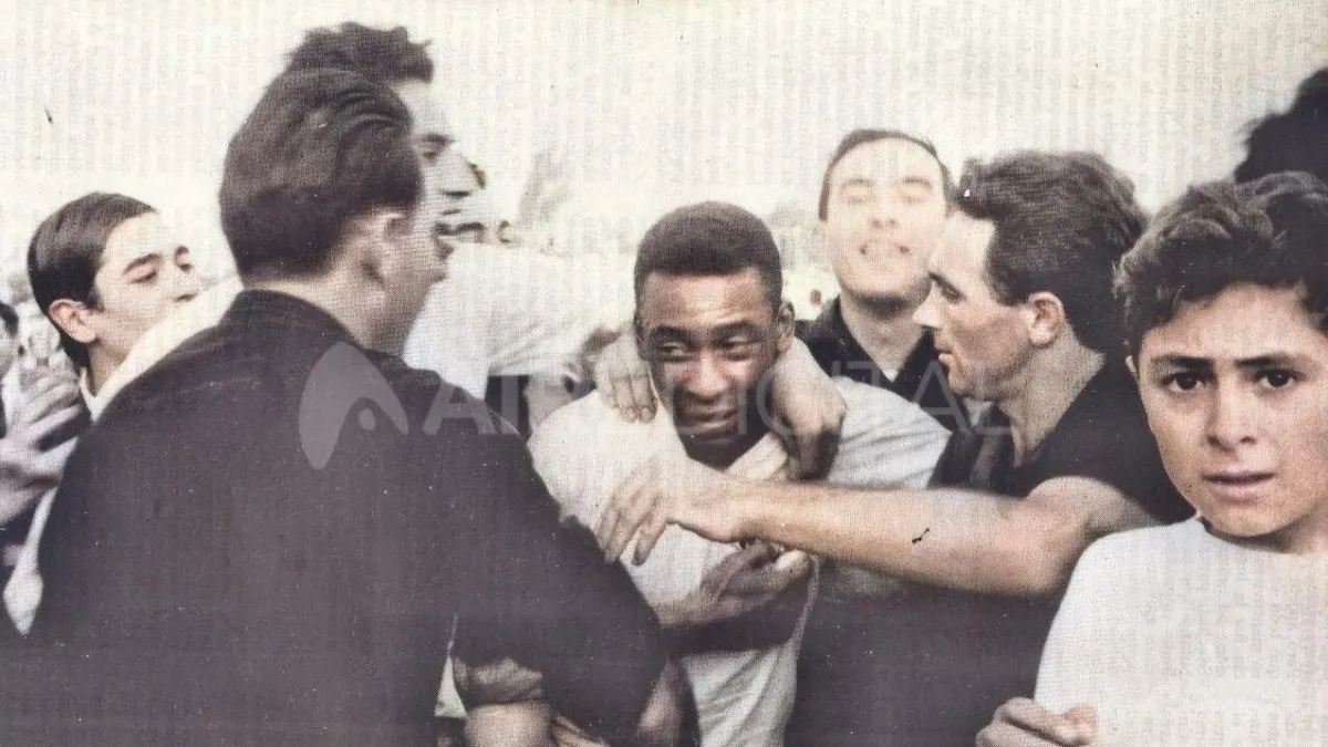 Pelé, rodeado por hinchas de Colón al lado del jugador sabalero Luis López.