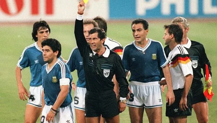 Codesal amonesta a Maradona. Recientemente expresó que debía haberlo expulsado, porque el capitán le dijo: "La FIFA te mandó para que no ganáramos, esto es un robo".