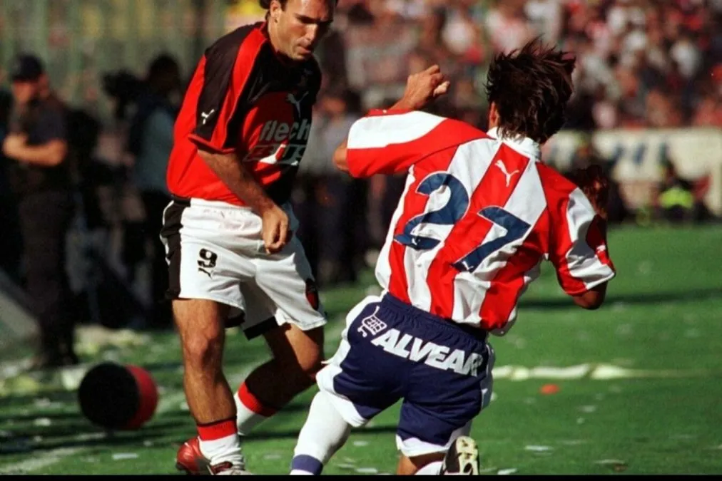 Clásico del año 2003, jugado una semana antes de la devastadora inundación del Río Salado. Fue el último antes de la ausencia más larga en clásicos.