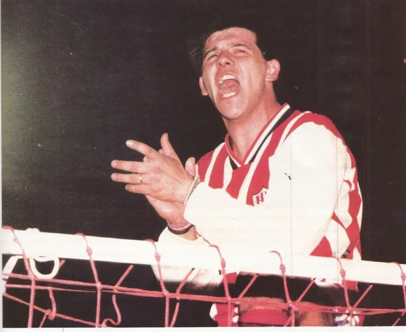El Loco Marzo, uno de los grandes ídolos de la institución, festejando el ascenso de 1996.