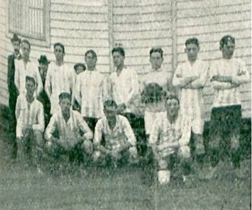 Formación de Racing que disputó aquel encuentro de fútbol ante Unión: Carlos Muttoni; Armando Reyes y Saturnino Ochoa; Ricardo Pepe, Juan Ohaco y Francisco Olazar; Ángel Betular, Alberto Ohaco, Juan Hospital, Alberto Marcovecchio y Juan Perinetti.