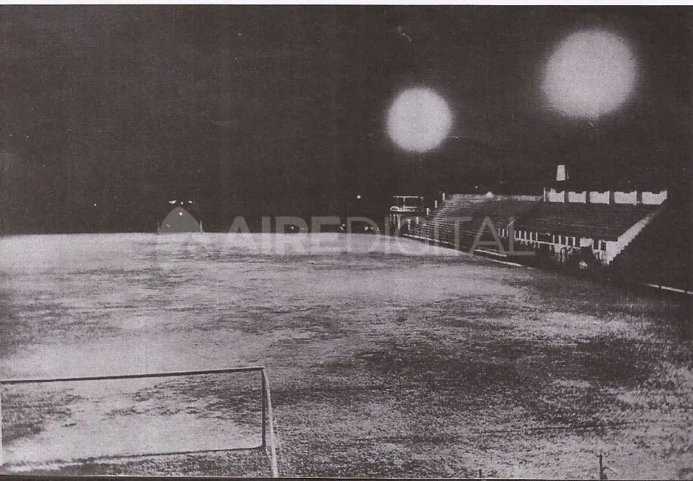 El 15 de Abril fue pionero en la región, al poseer iluminación artificial. Las utilizó por primera vez el 12 de diciembre de 1931, cuando venció 3 a 1 a Rosario Central.