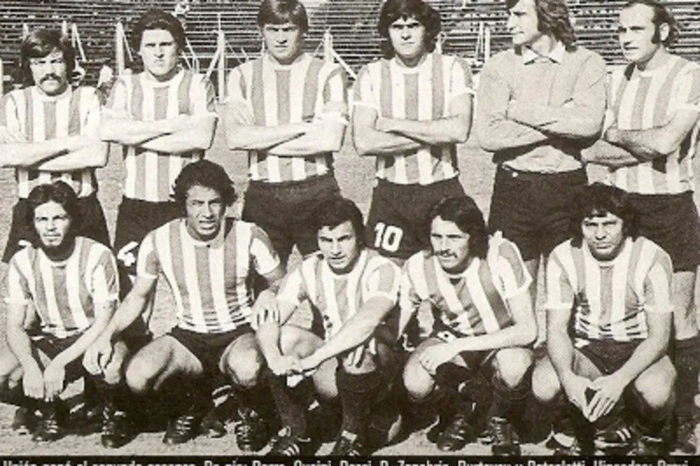 El equipo de 1974, que ascendió en Campana bajo una movilización histórica.