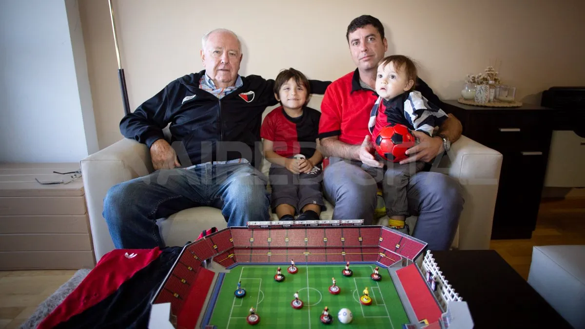 Juan Carlos, Francesco, Augusto y Marcelo posan con la maqueta a escala del Estadio Brigadier López.