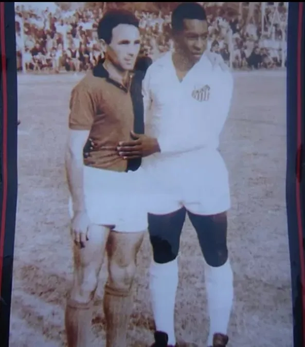 Pelé, y a su izquierda "Motoneta" López, fallecido en abril del año pasado.