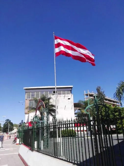 Otro símbolo del Club, el mástil con la bandera rojiblanca de Agrupaciones y Peñas Unidas flameando.