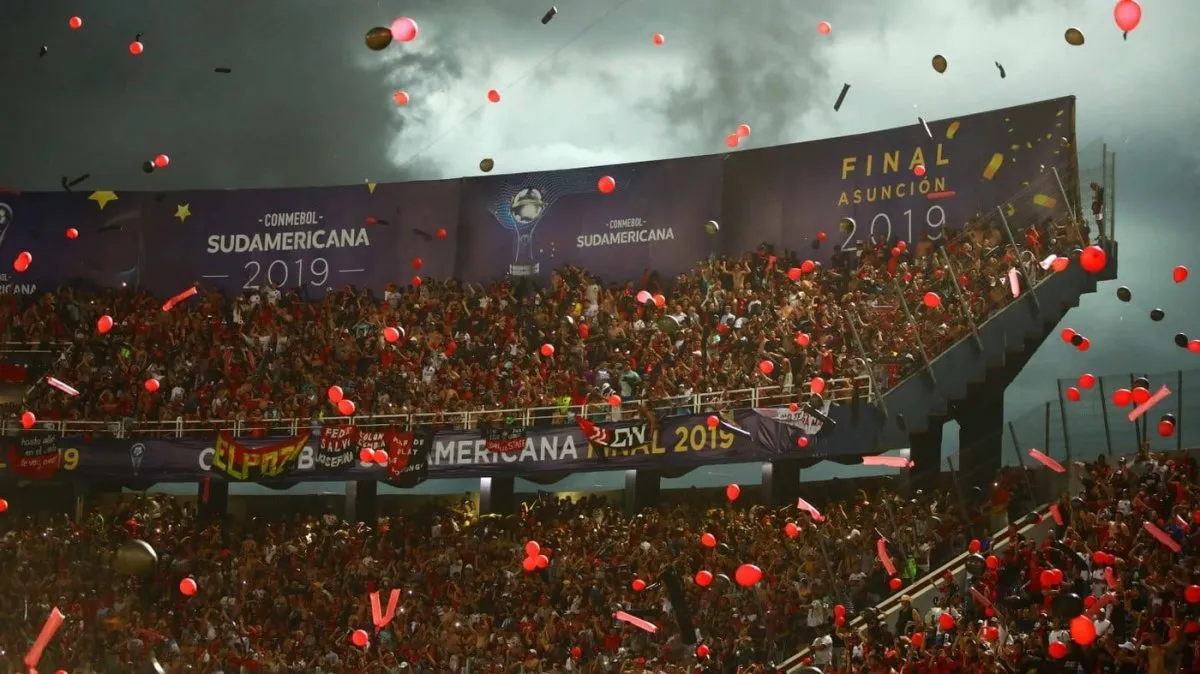 El color de los hinchas en La Nueva Olla, previo a la final de la Copa Sudamericana. El tiempo dimensionará la instancia alcanzada por el conjunto sabalero.