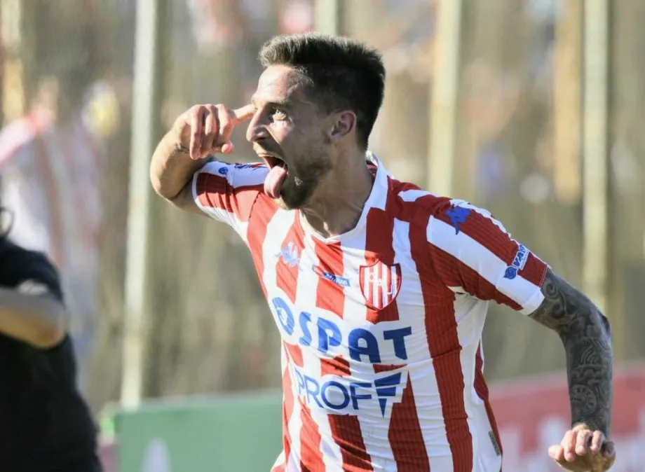 Nicolás Mazzola celebra su gol en el Clásico Santafesino N°92 por Torneos de AFA, el último hasta el momento.