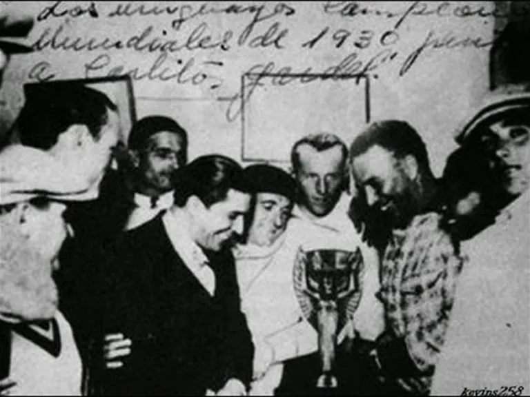 Carlos Gardel y la Copa Jules Rimet obtenida por Uruguay, entregada a los campeones de la Copa Mundial de la FIFA hasta el año 1970. A partir de 1974, se entrega el trofeo actual.