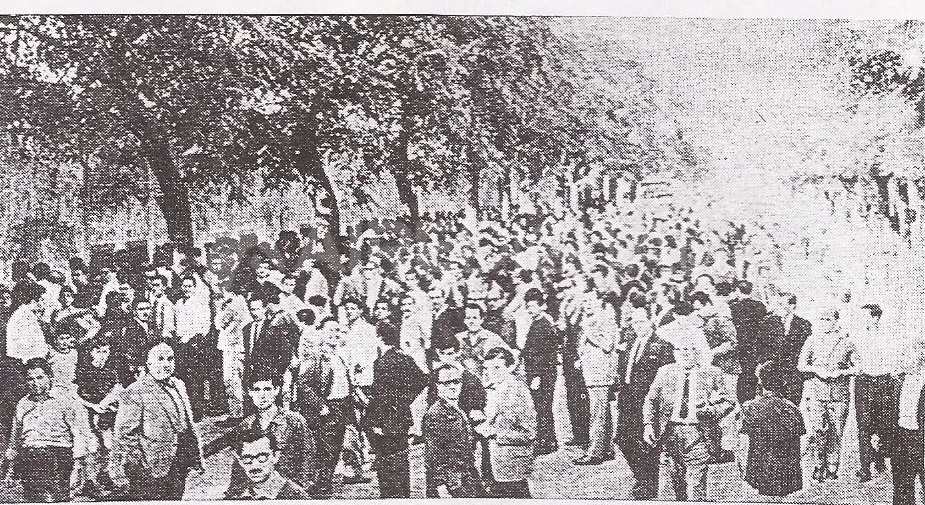 Inmediaciones de la cancha de Atlanta, donde los hinchas de Colón aguardaban el ingreso al Estadio. Foto: Archivo Revista "Así", extraído del Libro "Historia del Club Atlético Colón" de Juan Jesús Sidoni.