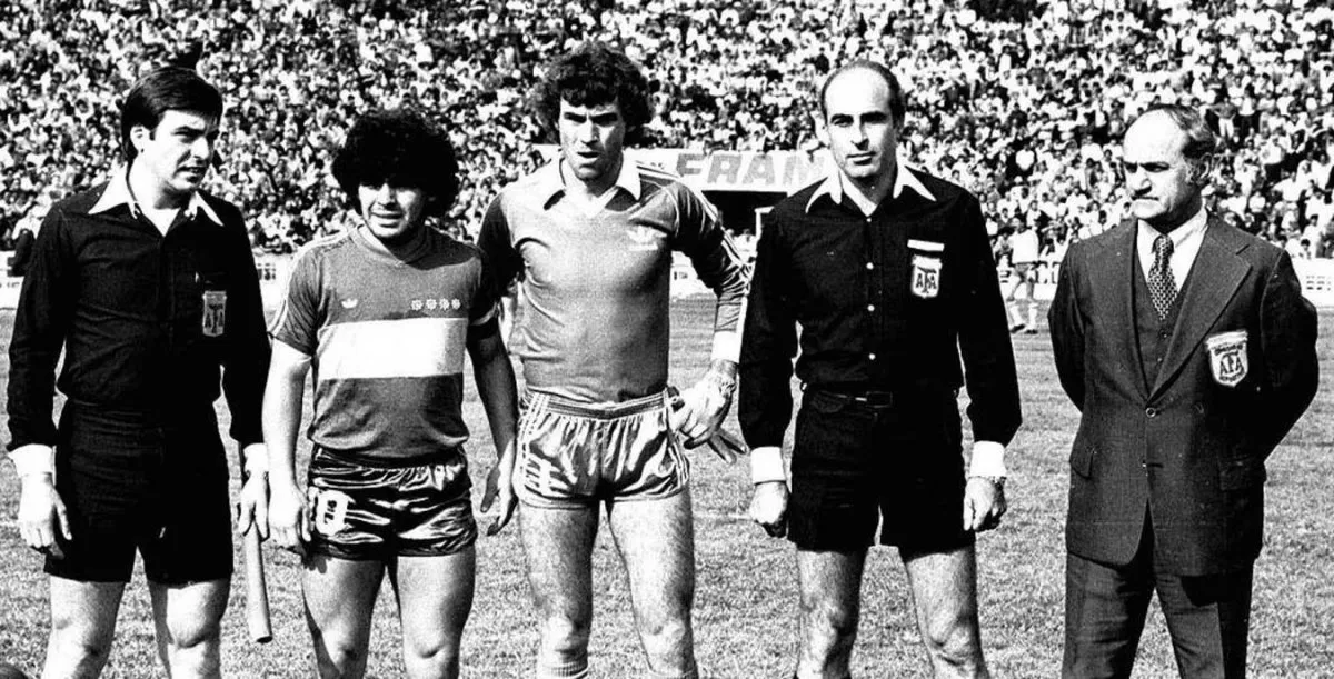Maradona cayó en el 15 de Abril. Fue por 2 a 0. En la foto, junto a Pumpido.