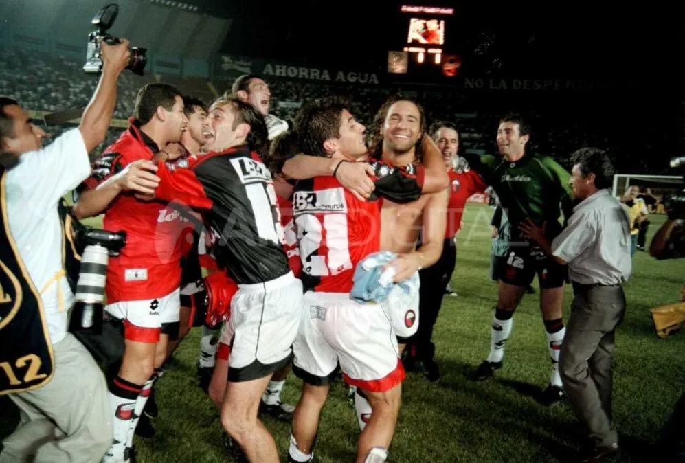 Los jugadores de Colón festejan el pase a los Octavos de Final de la Copa Libertadores de 1998. Disputó la fase de grupos con Sporting Cristal (vigente subcampeón), Alianza Lima y River Plate.