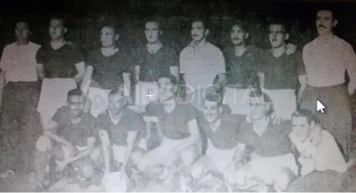 La formación de Colón que jugó la final de la Copa Perón frente a Unión: Tenutta; Gomez y Traversi; Gaetan, Ramirez y Rebecchi; Ferreyra,Canteli,J.C.Frutos ,Leanza y Marangelo. DT: Alberto Chividini. Foto: Hemeroteca Digital de la Provincia de Santa Fe.