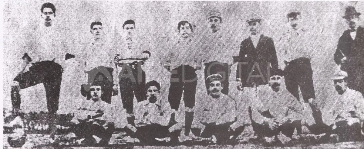 Uno de los primeros equipos de Unión. Camisa blanca con detalles negros, en San Carlos Centro.