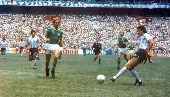 Jorge Valdano, a punto de marcar el segundo gol para el seleccionado argentino.