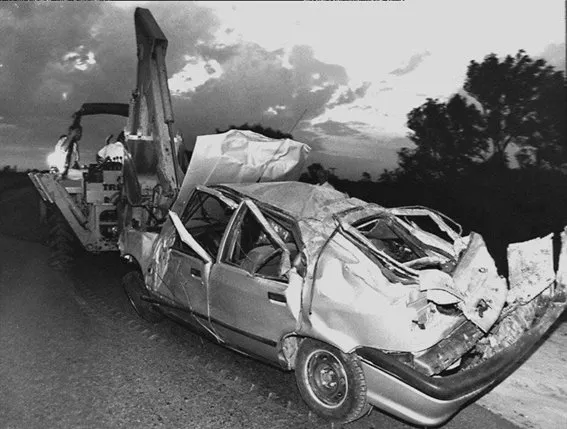 El automóvil Renault 19 de Carlos Monzón es retirado por una grúa en el Paraje Los Cerrillos.