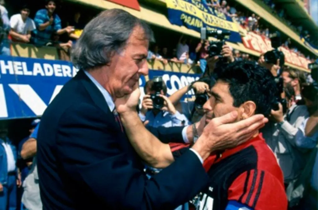 Diego Armando Maradona saluda a César Luis Menotti, en un Boca-Newel's disputado en La Bombonera.